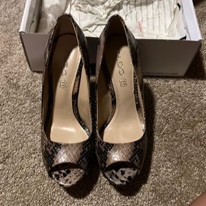 Peep toe pumps
